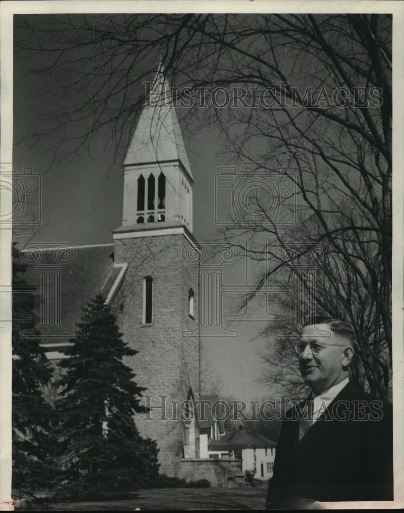 1951 Press Photo Rev. Wendell Bennetts  of the Willerup church at Cambridge, Wis - Historic Images