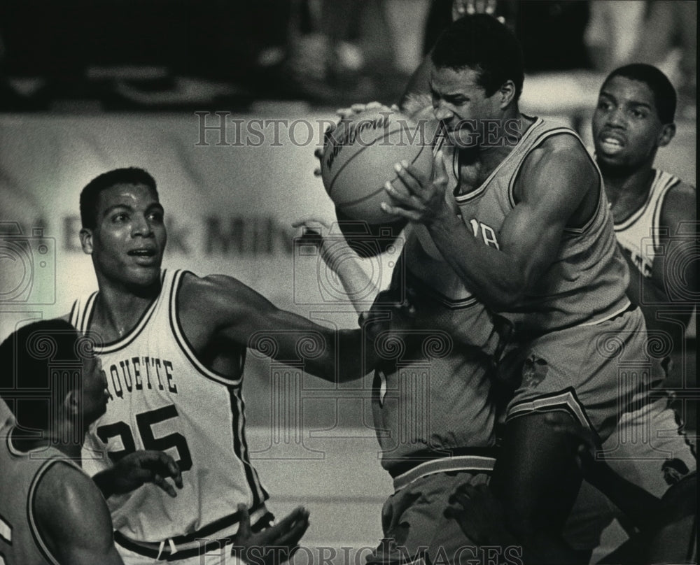 1986 Press Photo Chip Adams Pulls Rebound in front of Marquette&#39;s David Boone - Historic Images