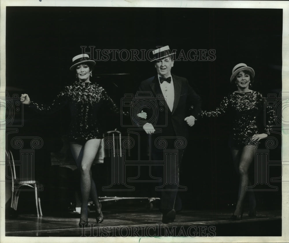 1982 Press Photo "On the sunny side of the street" performance by "Sugar Babies"- Historic Images