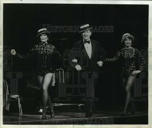 1982 Press Photo "On the sunny side of the street" performance by "Sugar Babies"- Historic Images