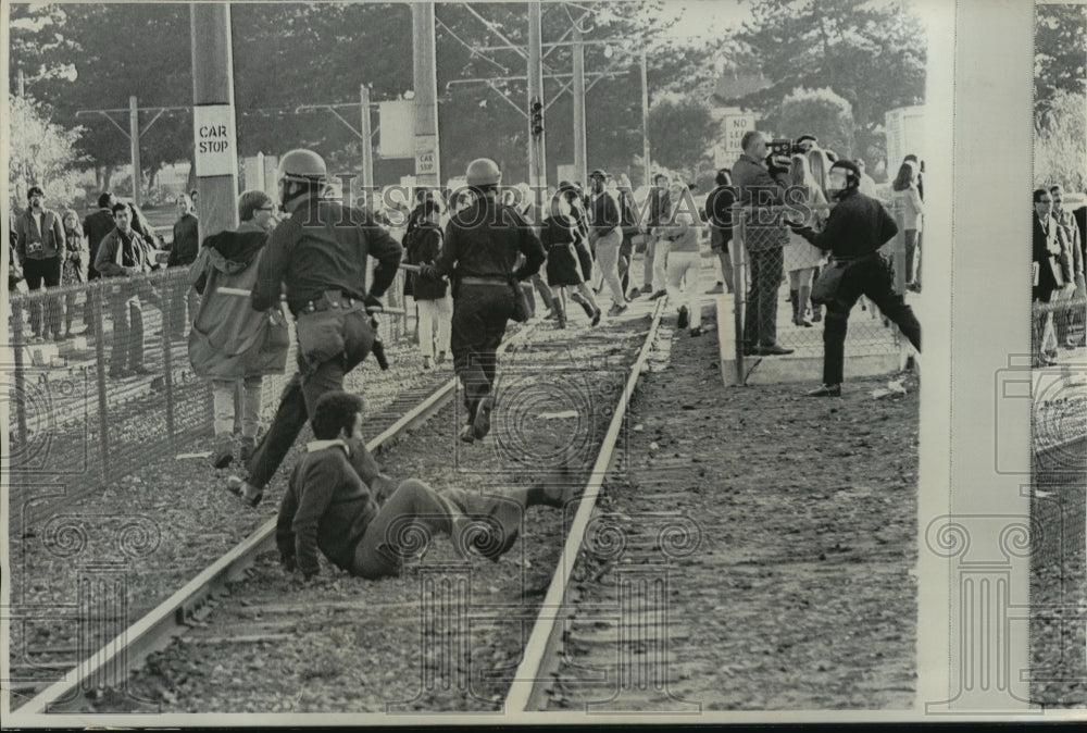 1968 Press Photo A California university student fell as police chased others - Historic Images