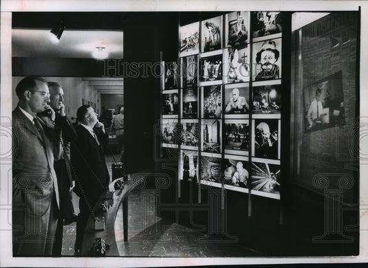 1962 Visitors View Exhibit, Museum of Science and Industry, Chicago - Historic Images