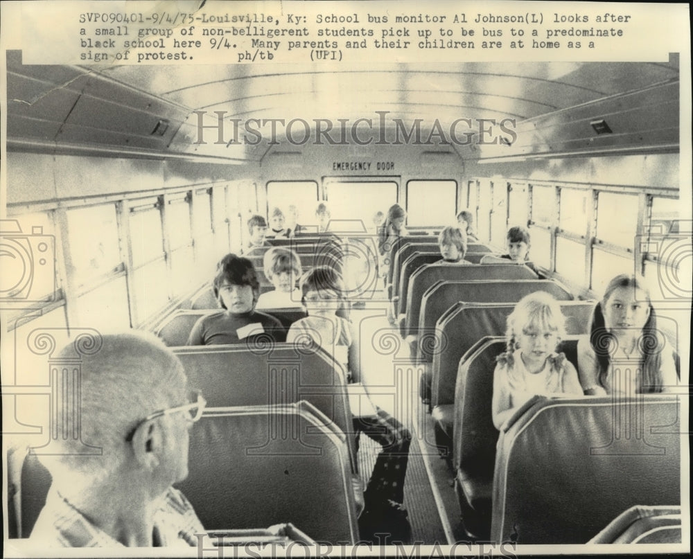 1975 Press Photo Al Johnson monitors students on bus, Louisville, Kentucky - Historic Images