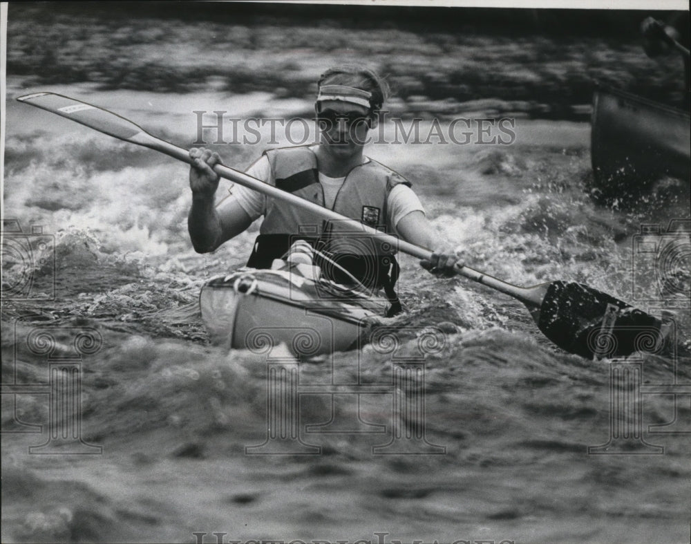 1974 Press Photo Contestants navigate white water in race above Saukville - Historic Images