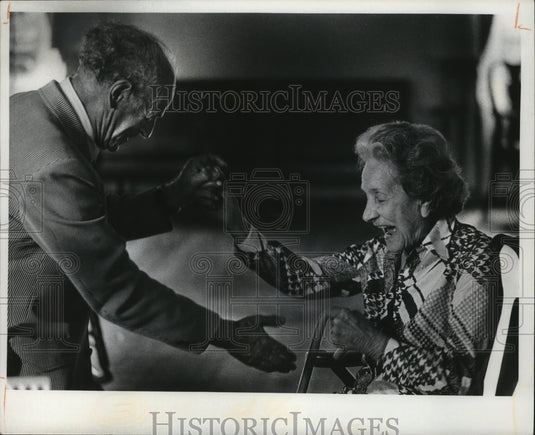 1977 Press Photo Jack Carter with Blanche Polacheck - Historic Images