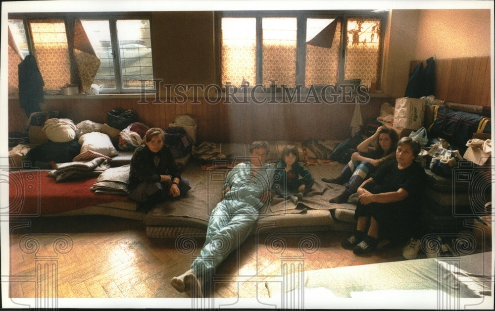 1993 Press Photo A family of Croatian refugees located in Bosnia Herzegovina - Historic Images