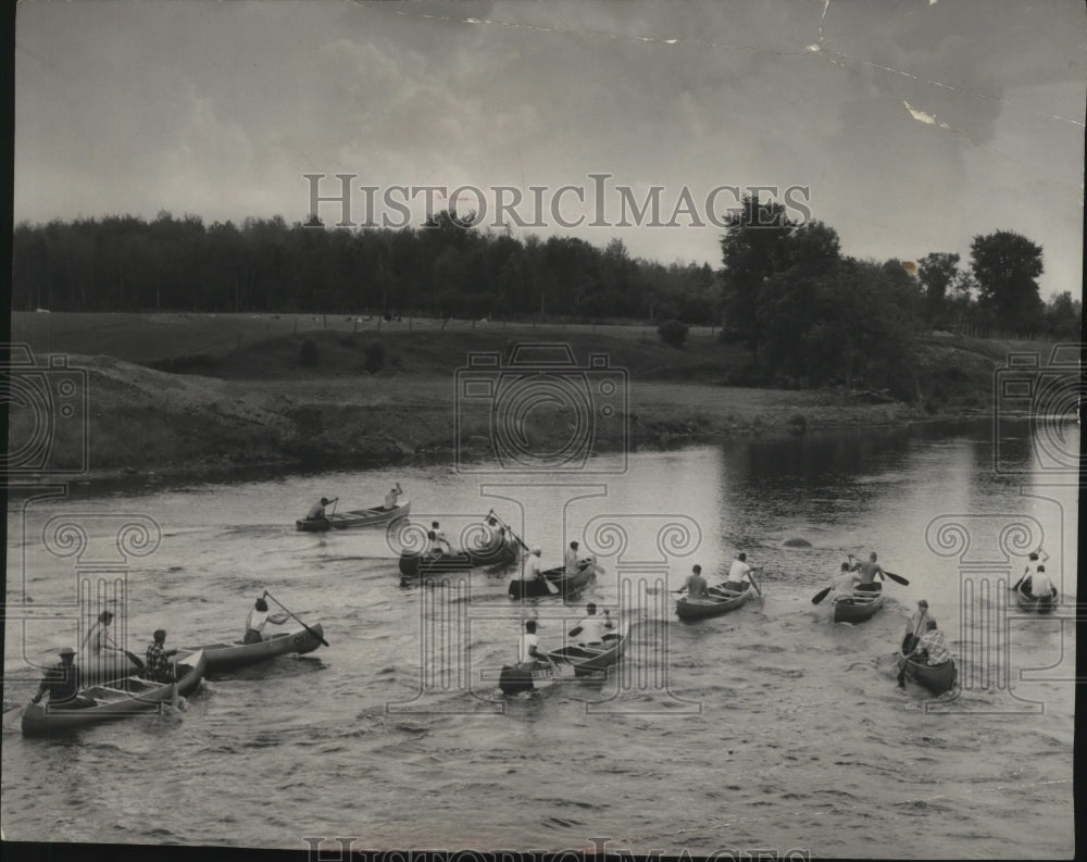 1954 Press Photo Amateur Canoe Racing on the Chippewa River, Ojibwa Canoe Race - Historic Images