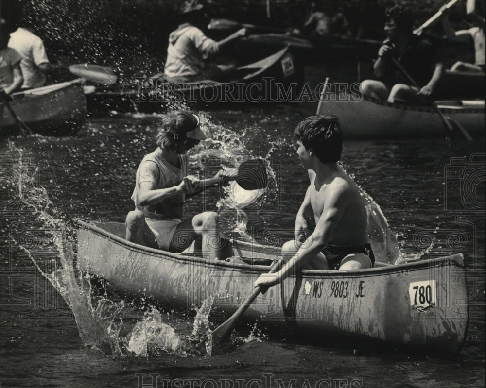 1986 Press Photo Canoeists spent their time participating in water fights - Historic Images