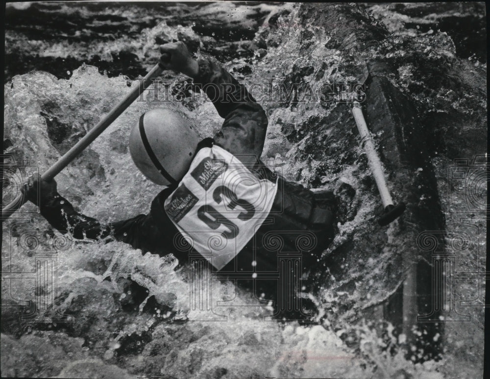 1976 Press Photo Norm Holcombe began to tip over at the Down Streem Slalom race - Historic Images