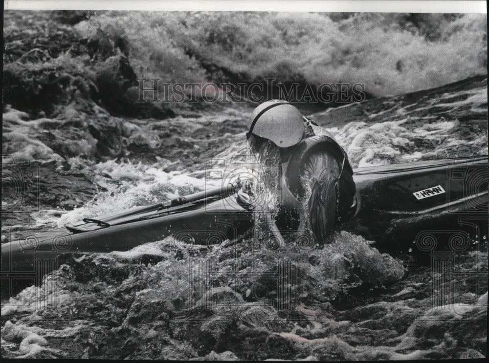 1976 Press Photo Canoe racer came up dripping as he went under the rapids - Historic Images