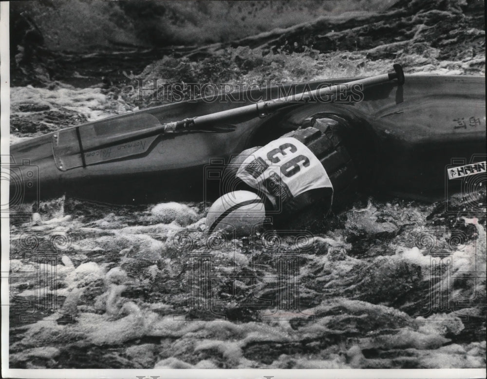 1976 Press Photo Holcombe rolled face down in the water in the Canoe Races - Historic Images