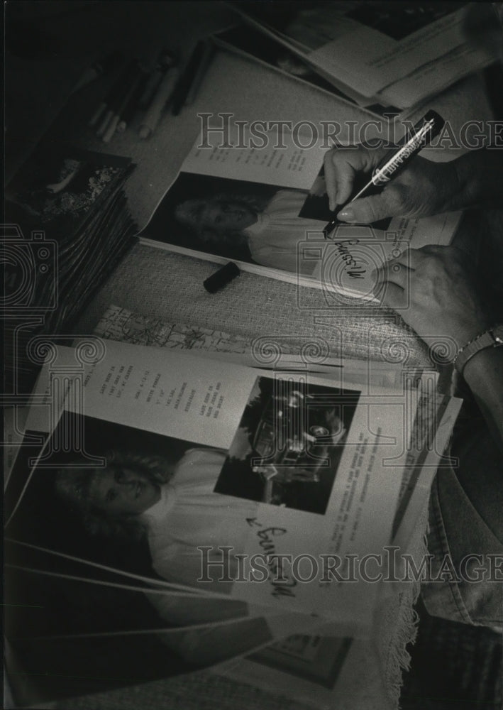 1990 Press Photo Flyers being made for distribution for Berit Becks disapperance - Historic Images