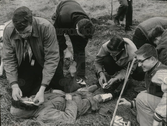 1957 Press Photo Milwaukee Boy Scouts Troop 142 treat Rollie Ostermick for burns-Historic Images