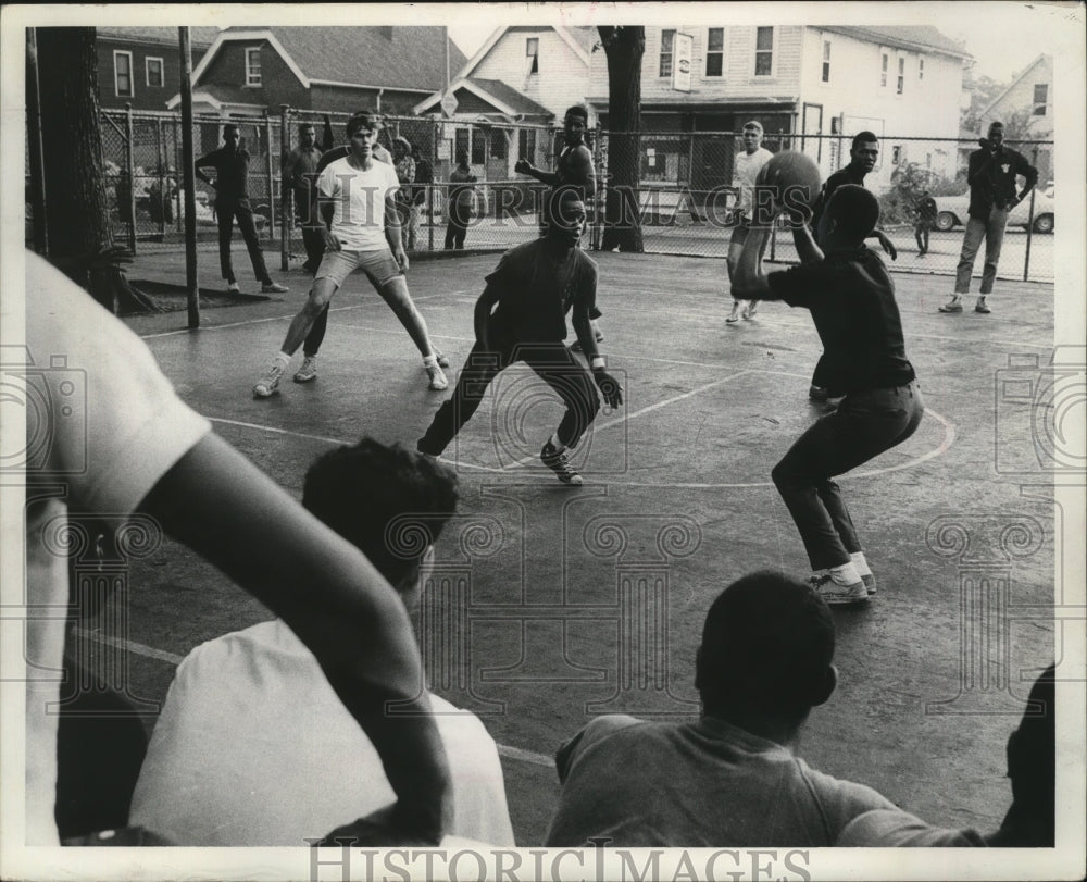 1967 Press Photo Harold Lee, Others Play Basketball, Franklin Square Playground - Historic Images