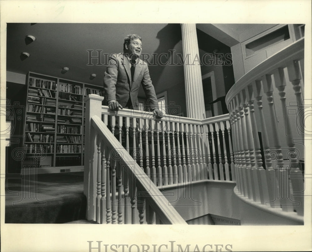 1986 Press Photo David Carley posing in his home - Historic Images