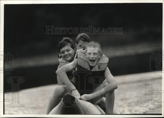 1992 Press Photo Trenton Ladwig, Derek Behnke Enjoy Water Sports at Camp Wakonda - Historic Images
