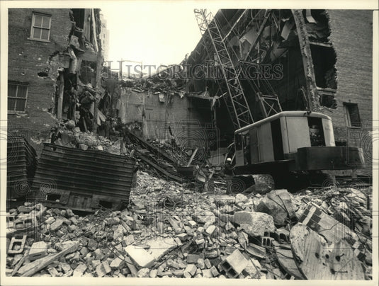 1986 Press Photo Carpenter Building Demolition on W. Wisconsin Ave. - Historic Images