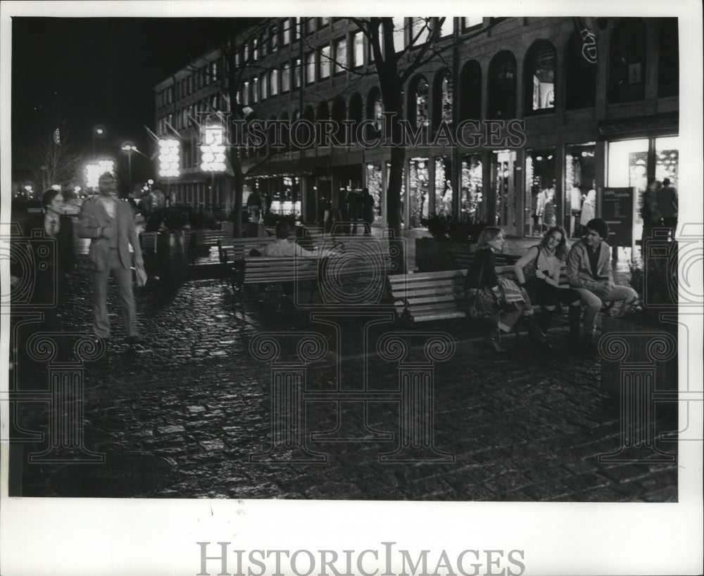 1977 Press Photo Faneuil Hall Marketplace, Boston, Mass. at night - Historic Images