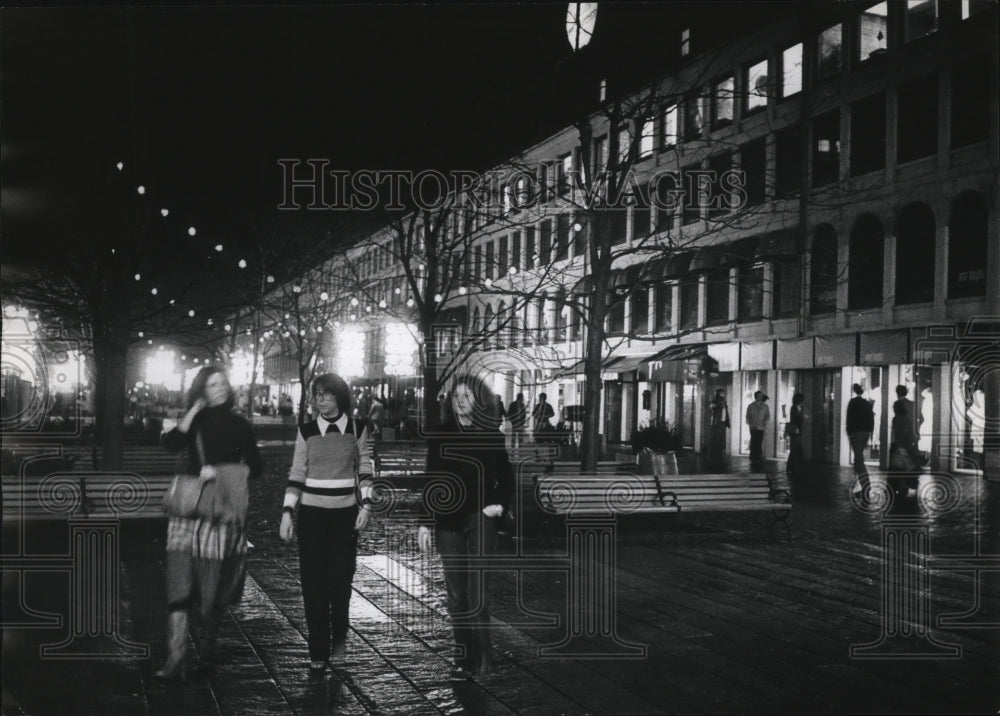 1977 Press Photo Night time at South Hall, Faneuil Hall Marketplace Boston, Mass - Historic Images