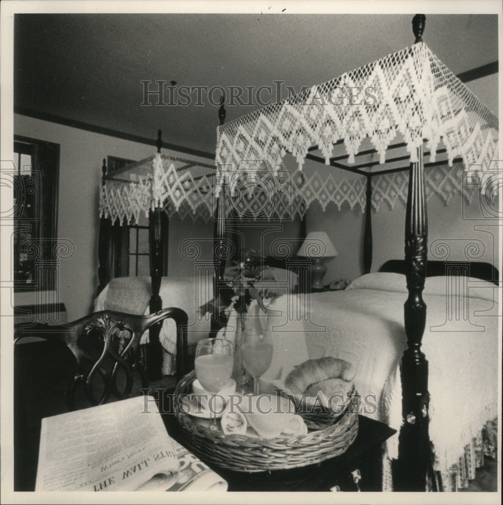 1989 Press Photo Room in Baltimore's Admiral Fell Inn - Historic Images