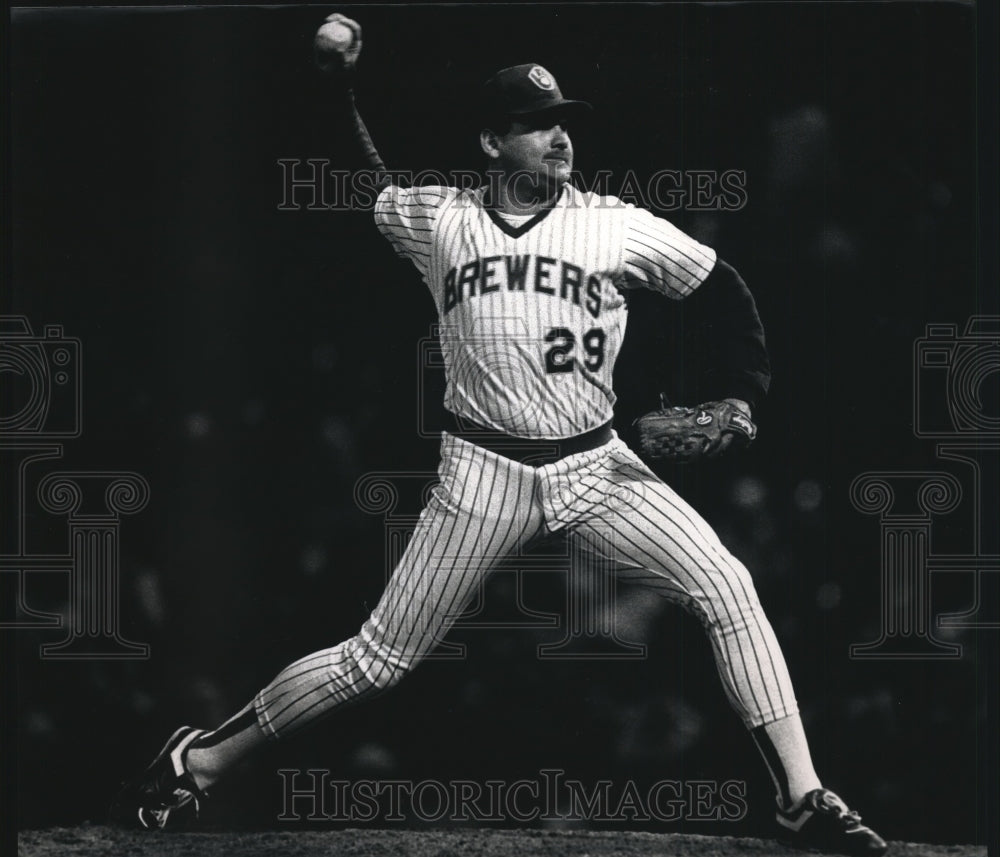 1988 Press Photo Chris Bosio of the Milwaukee Brewer&#39;s Pitches Against Tigers - Historic Images
