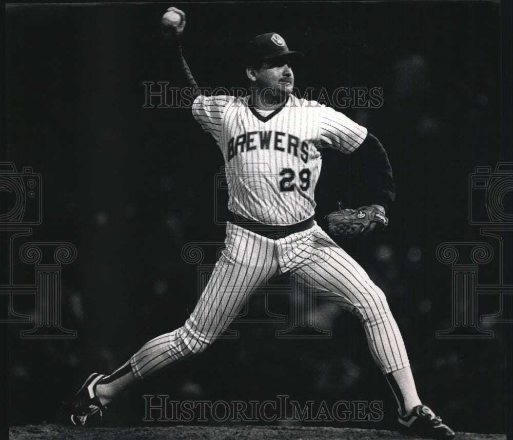 1988 Press Photo Chris Bosio of the Milwaukee Brewer's Pitches Against Tigers - Historic Images