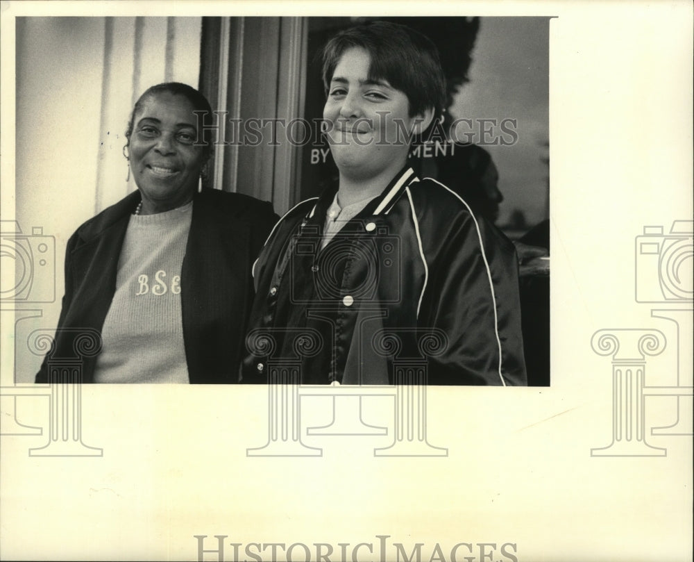 1986 Press Photo Beatrice Spencer with Matthew Campbell, Found Stolen Purse - Historic Images