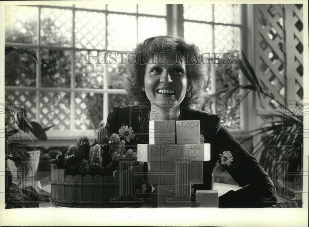 1981 Press Photo Tove Borgnine at Hollywood Home with Multi-Million Dollar Cacti - Historic Images