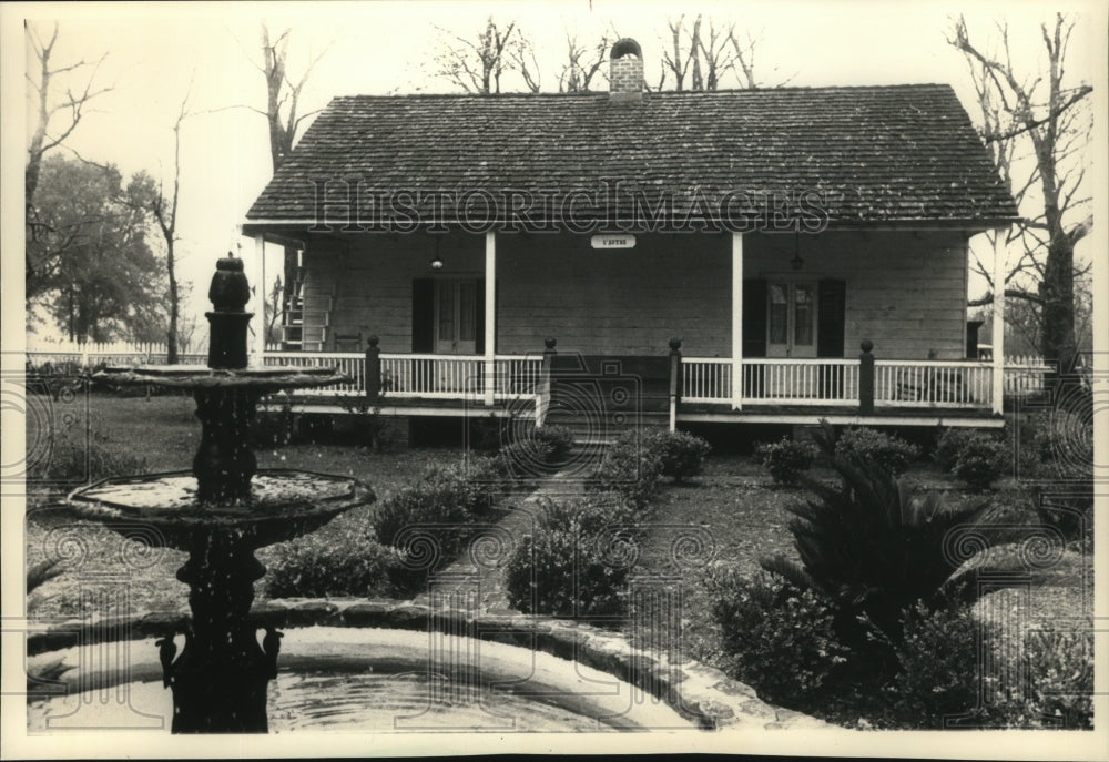 1988 Press Photo Mansion Outbuilding Set in Garden With Fountain, Louisiana - Historic Images