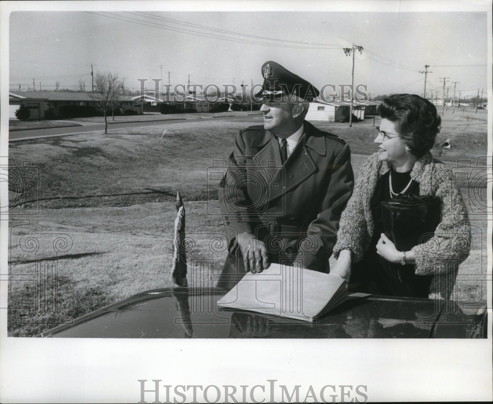 1966 Press Photo Mrs. Robert Vogel and Col. John Scanlan near Shilling Manor, KS - Historic Images