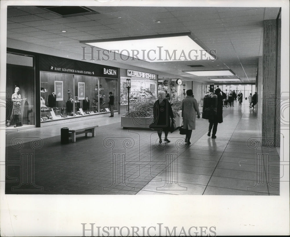 1966 Press Photo Pedestrians Walk in Lincoln Square in Urbana, Illinois - Historic Images