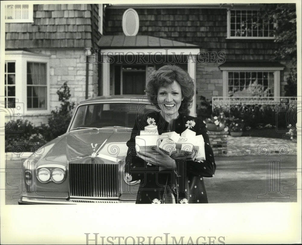1981 Press Photo Tove Borgnine Holding Cactus - Historic Images