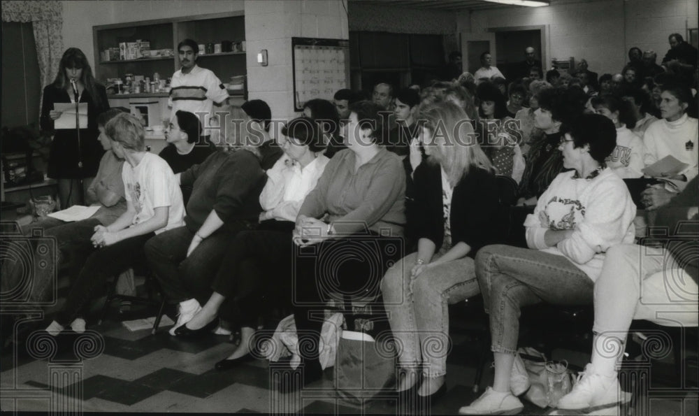 1993 Press Photo Residents of Sussex gather at Library to discuss keeping a book-Historic Images