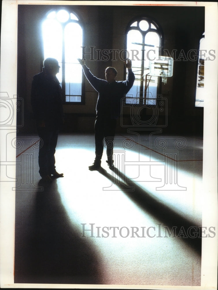 1993 Press Photo Father Martin Carr and Duane LaRue Discuss A Second Floor - Historic Images