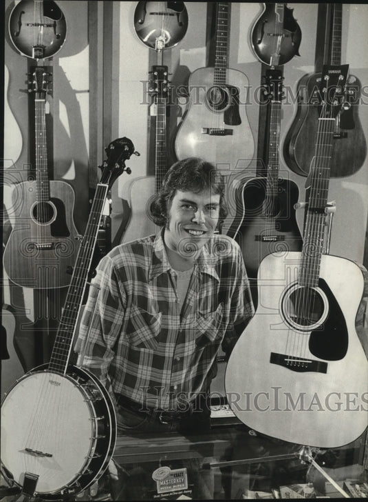 1980 Press Photo Singer songwriter Jim Carstensen in his Guitar Shop - Historic Images