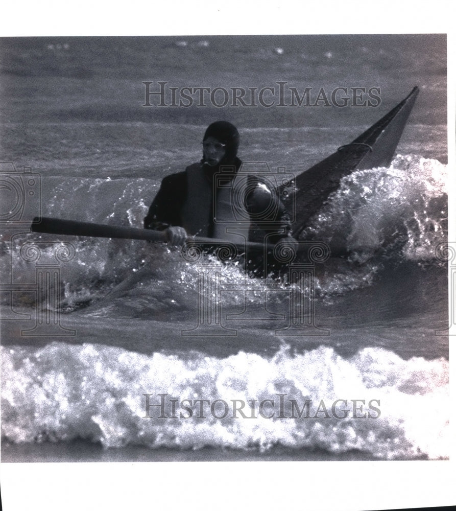 1993 Press Photo Martin Honel, Paddles his Kayak in cold waves in Bradford Beach - Historic Images