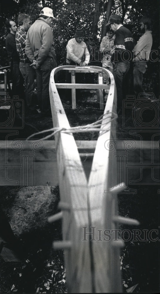 1998 Press Photo Unstrap showing a Wauwatosa class how to lash and peg a kayak - Historic Images