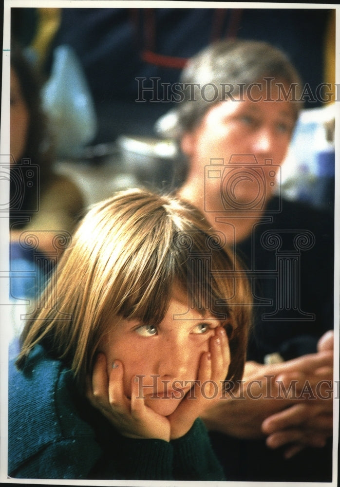 1993 Press Photo Refugee Girl Displaced by Civil War in Bosnia-Herzegovina - Historic Images