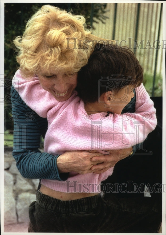 1993 Press Photo Jeanne McCue Hugging an Orphaned Child, Split, Croatia - Historic Images