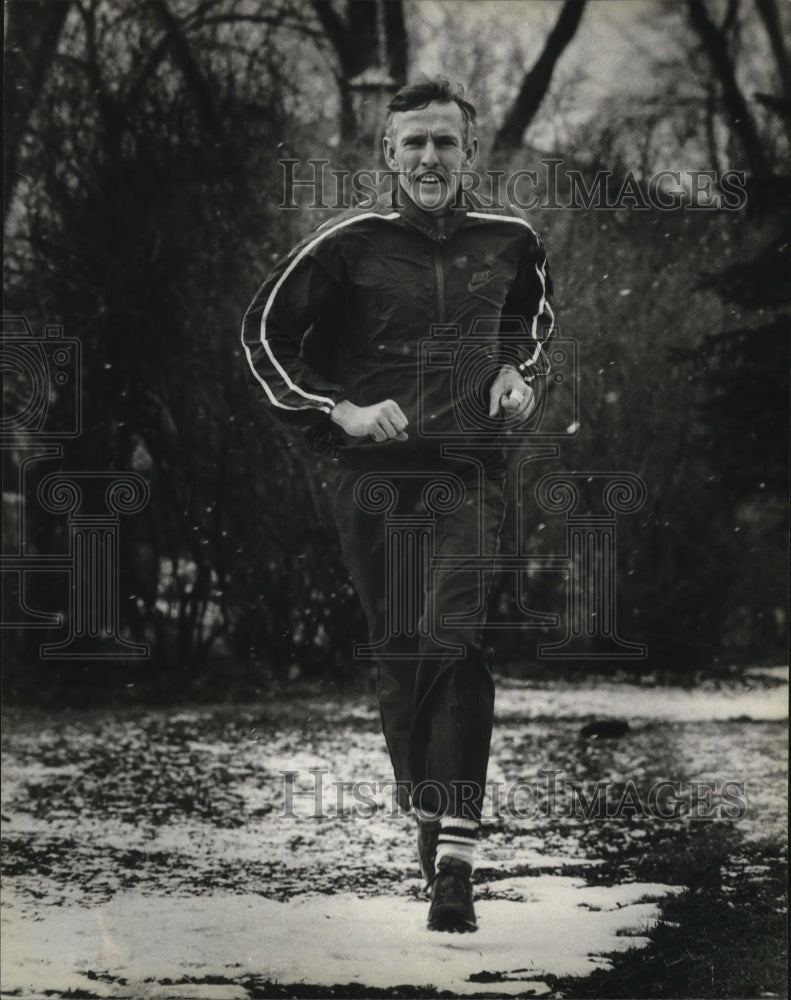 1983 Press Photo Jon Carlson Out For A Run - Historic Images