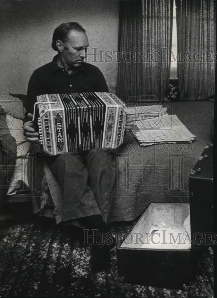 1978 Press Photo Herman Zoellick enjoyed playing his concertina for relaxation - Historic Images