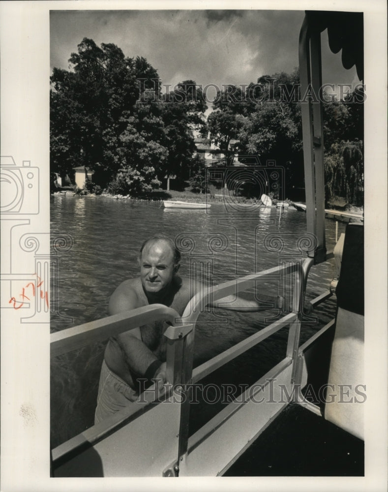 1991 Press Photo Dick Double, descendant of George Ziegler, guides pontoon boat - Historic Images