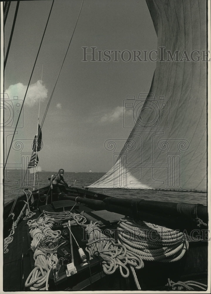 1987 Press Photo Luigi Cappellini Sailing the Felice Manin - Historic Images