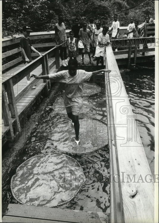 1992 Press Photo Baltimore Zoo's Computerized Swamp Children Walk on Lilliepads - Historic Images