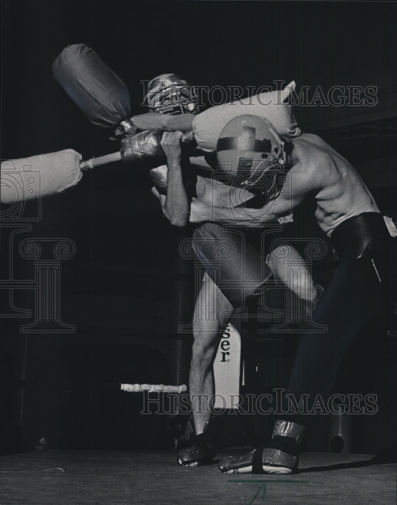 1986 Press Photo Joe Rams (left) Battles Dan Cartwright at Toughman Contest- Historic Images