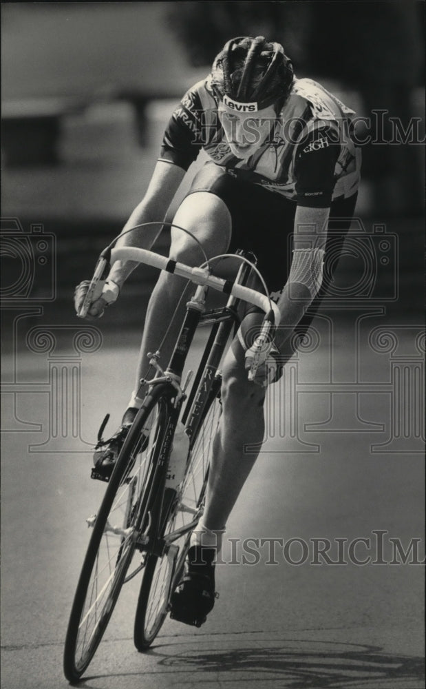 1984 Press Photo Cyclist Connie Carpenter During Race in Ripon, Wisconsin - Historic Images