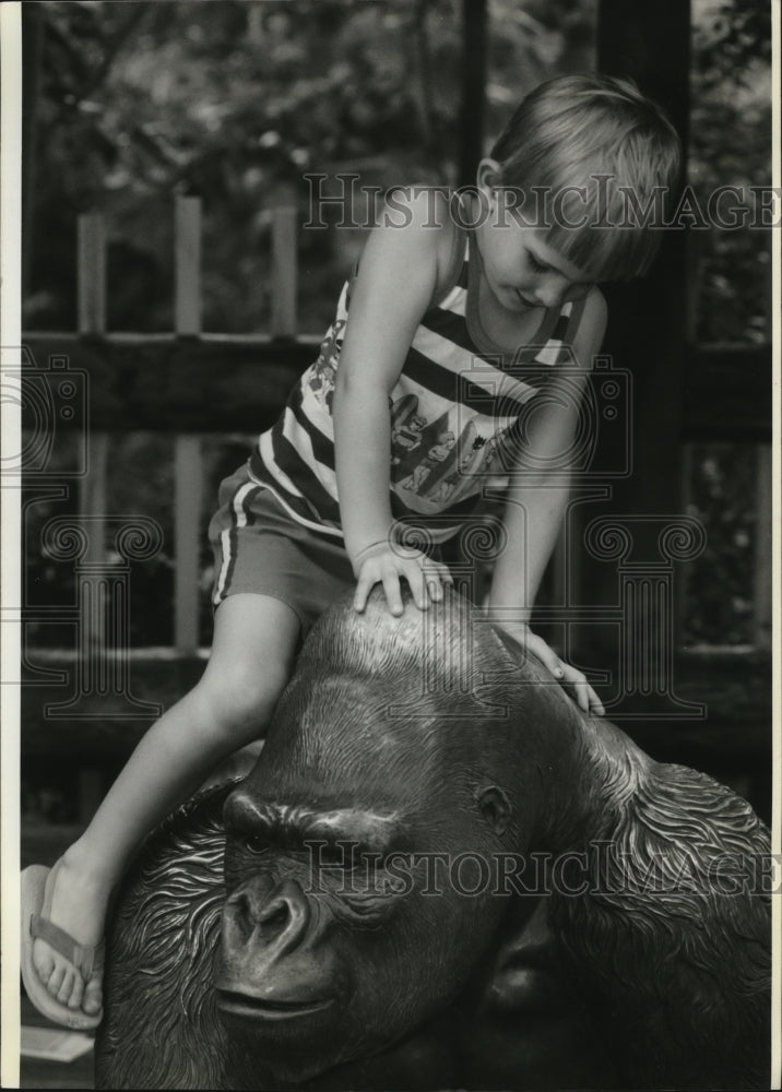 1992 Press Photo Zachary Smith Climbs on Gorilla Sculpture at Zoo Atlanta - Historic Images