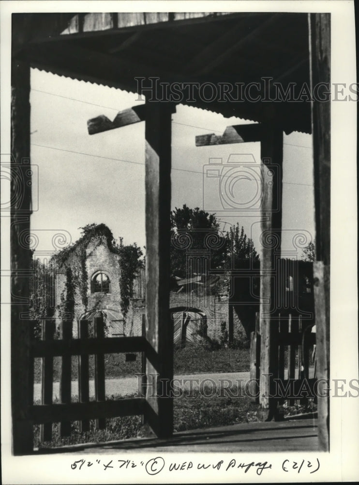 1983 Press Photo An old brick-built collapsing and a sagging porch in Loisiana - Historic Images