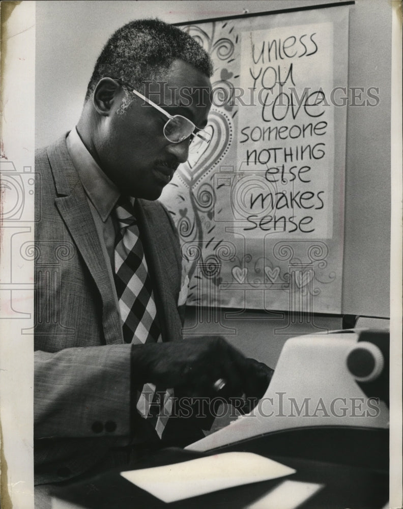 1971 Press Photo Reverend Kenneth A. Bowen, NAACP Chapter President, Pastor - Historic Images