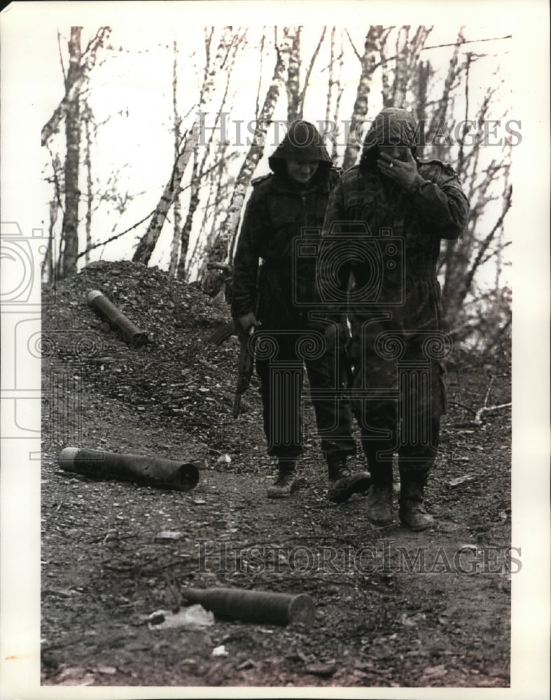 1994 Press Photo Bosnian Serbian Soldiers At a Firing Site On Muslim Enclave - Historic Images